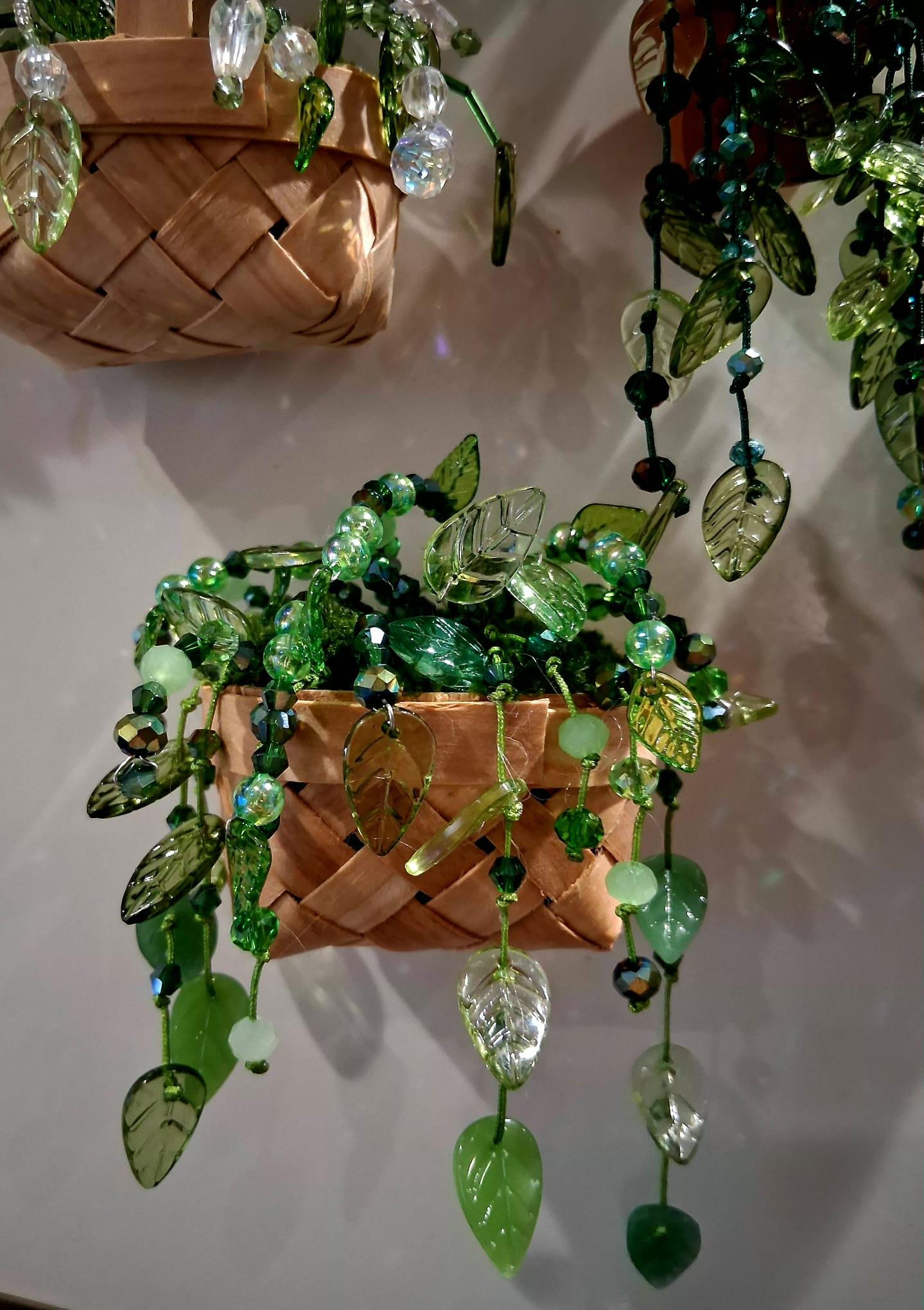 Beaded Hanging Plant Magnet, Trailing Vine Mini Basket, Green Glass Bead Plant, Pothos Style Fridge Magnet, Cottagecore Kitchen Decor Gift