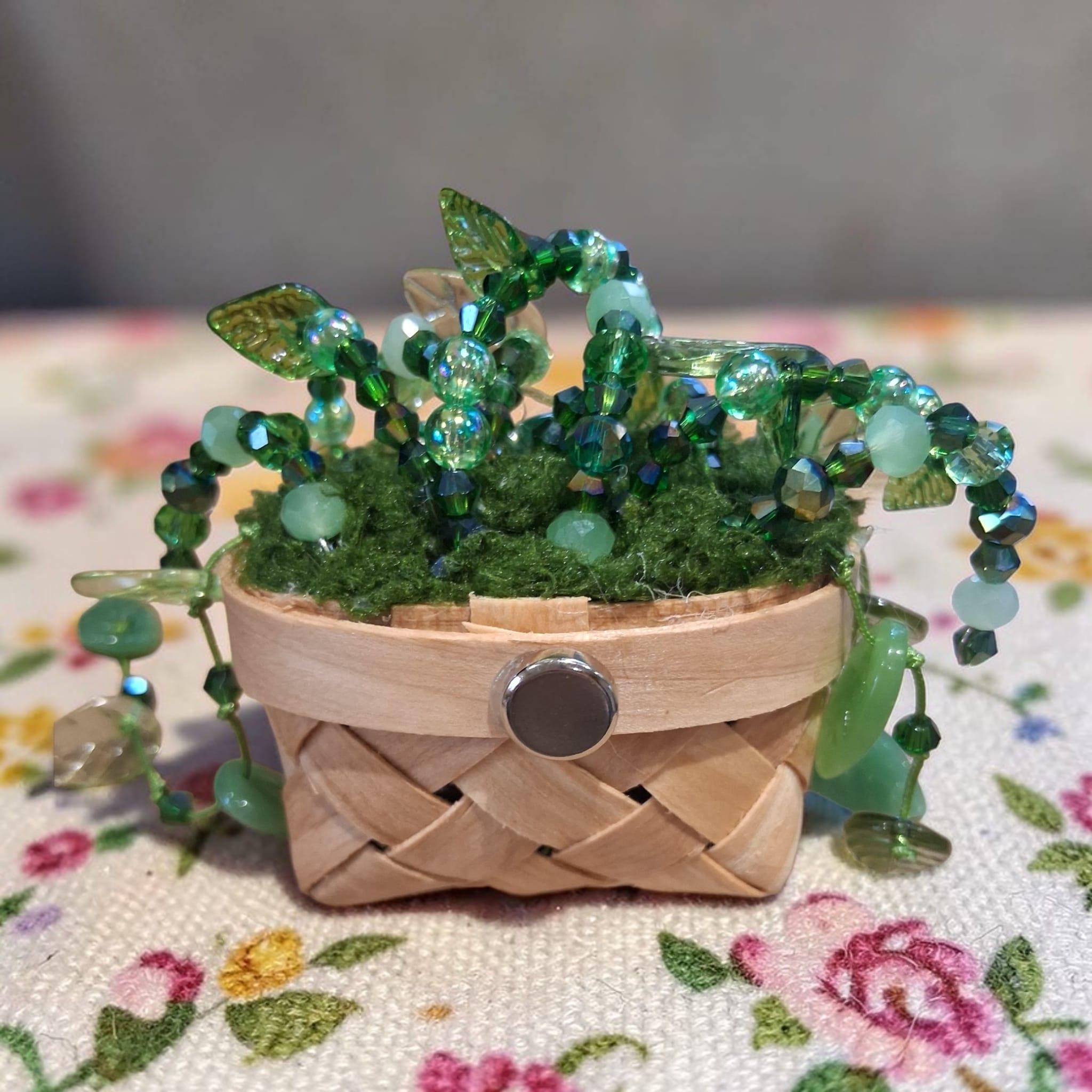 Beaded Hanging Plant Magnet, Trailing Vine Mini Basket, Green Glass Bead Plant, Pothos Style Fridge Magnet, Cottagecore Kitchen Decor Gift